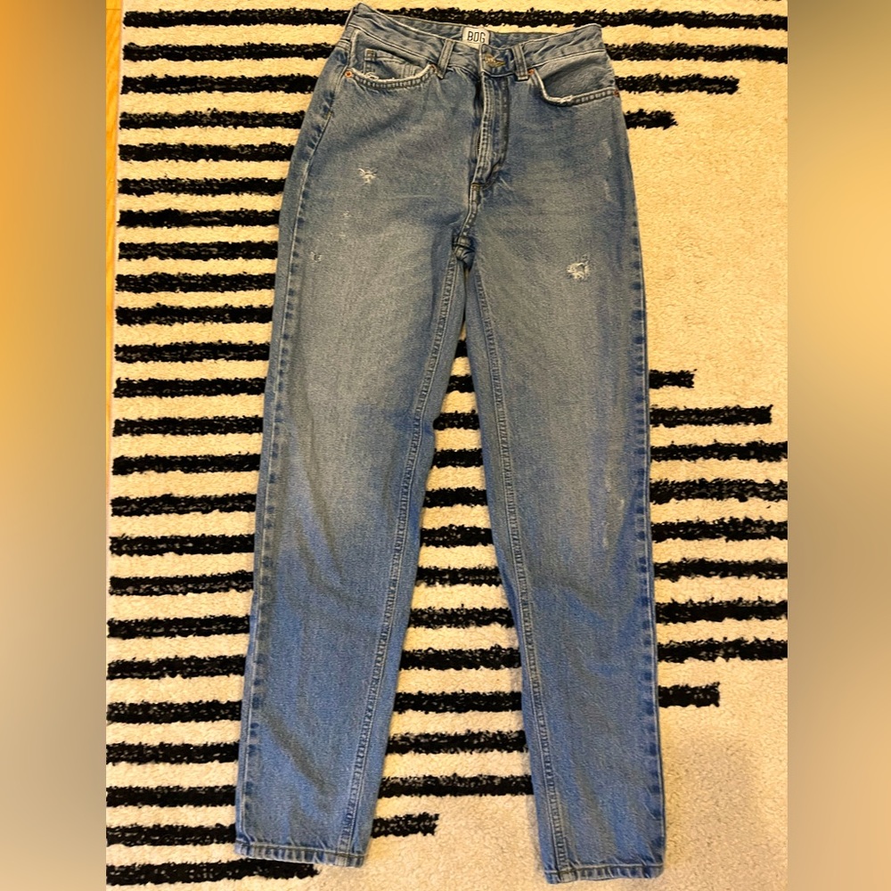 BDG Urban Outfitters mom high rise light wash distressed jeans. size 25